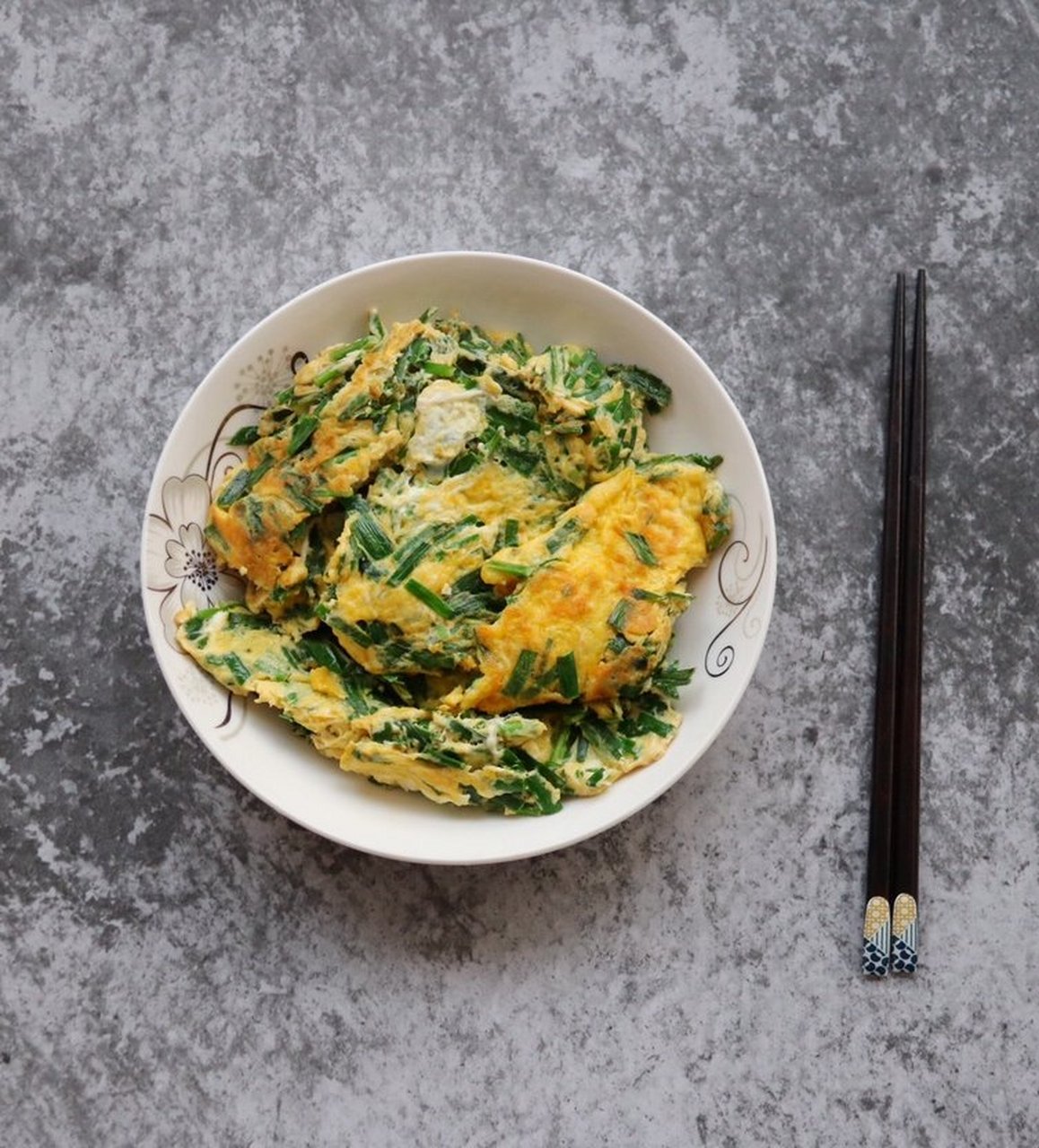 清肠胃排宿便 韭菜似翡翠,根如白玉,脆嫩鲜美,清香馥郁,是蔬菜中的