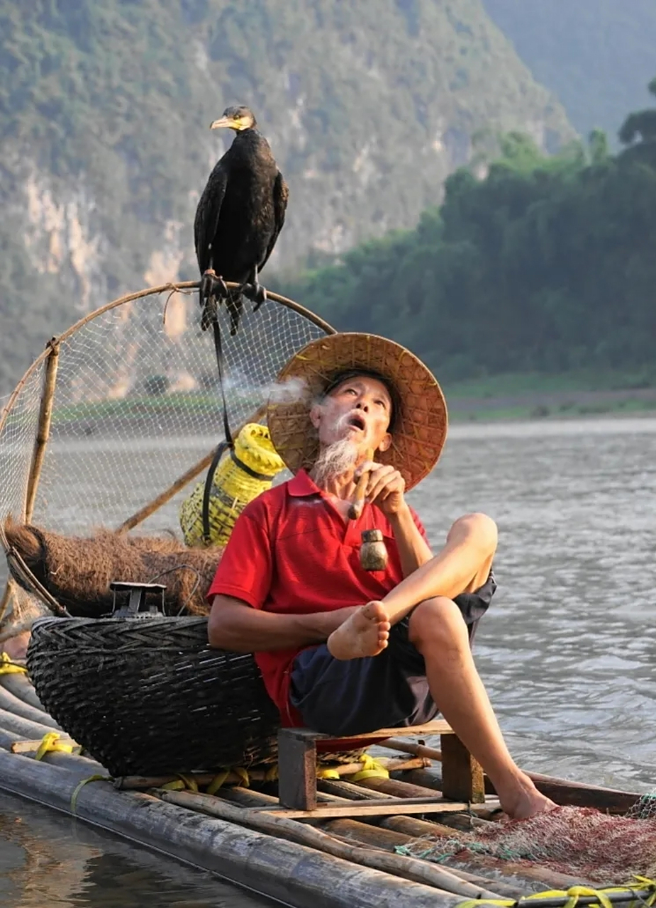 一个老渔翁在海里打鱼,捞上来一个玉玺,一条金龙盘绕着玉印,龙头从上