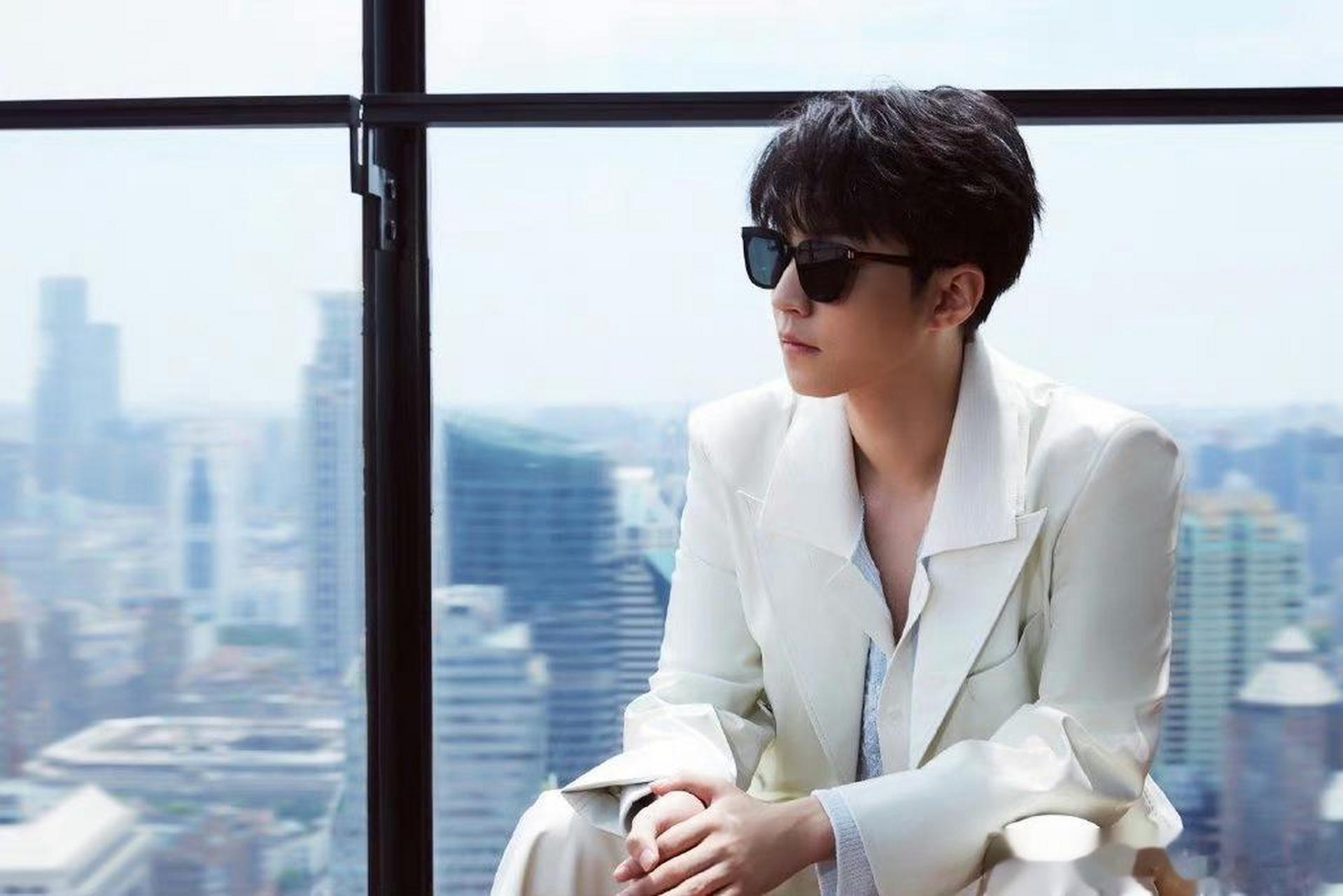 王俊凯白西装墨镜造型#论眼睛与帅哥的适配度