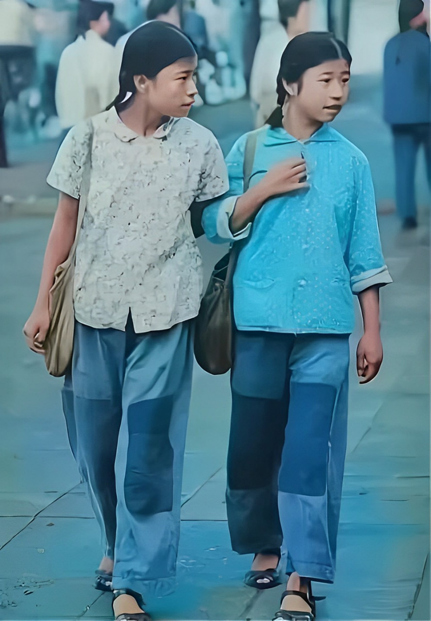 上世纪60年代,女学生在天安门前的一张照片显示,她戴着眼镜,扎着马尾