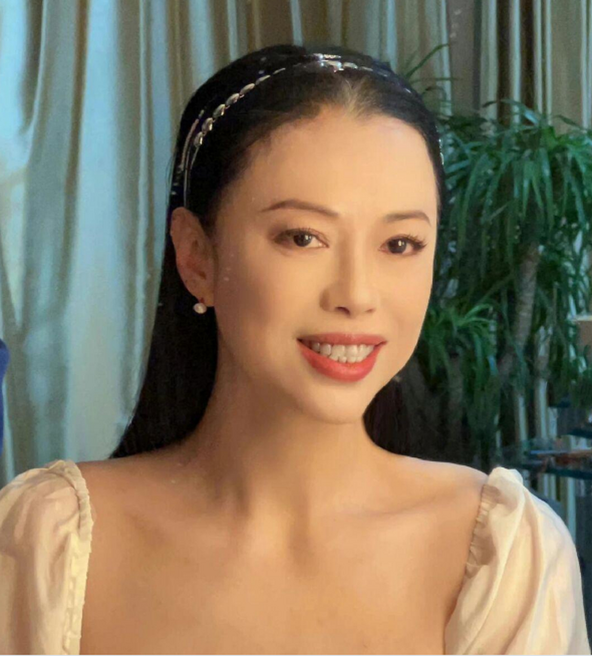 54岁的黄绮珊,颜值回春年轻20岁