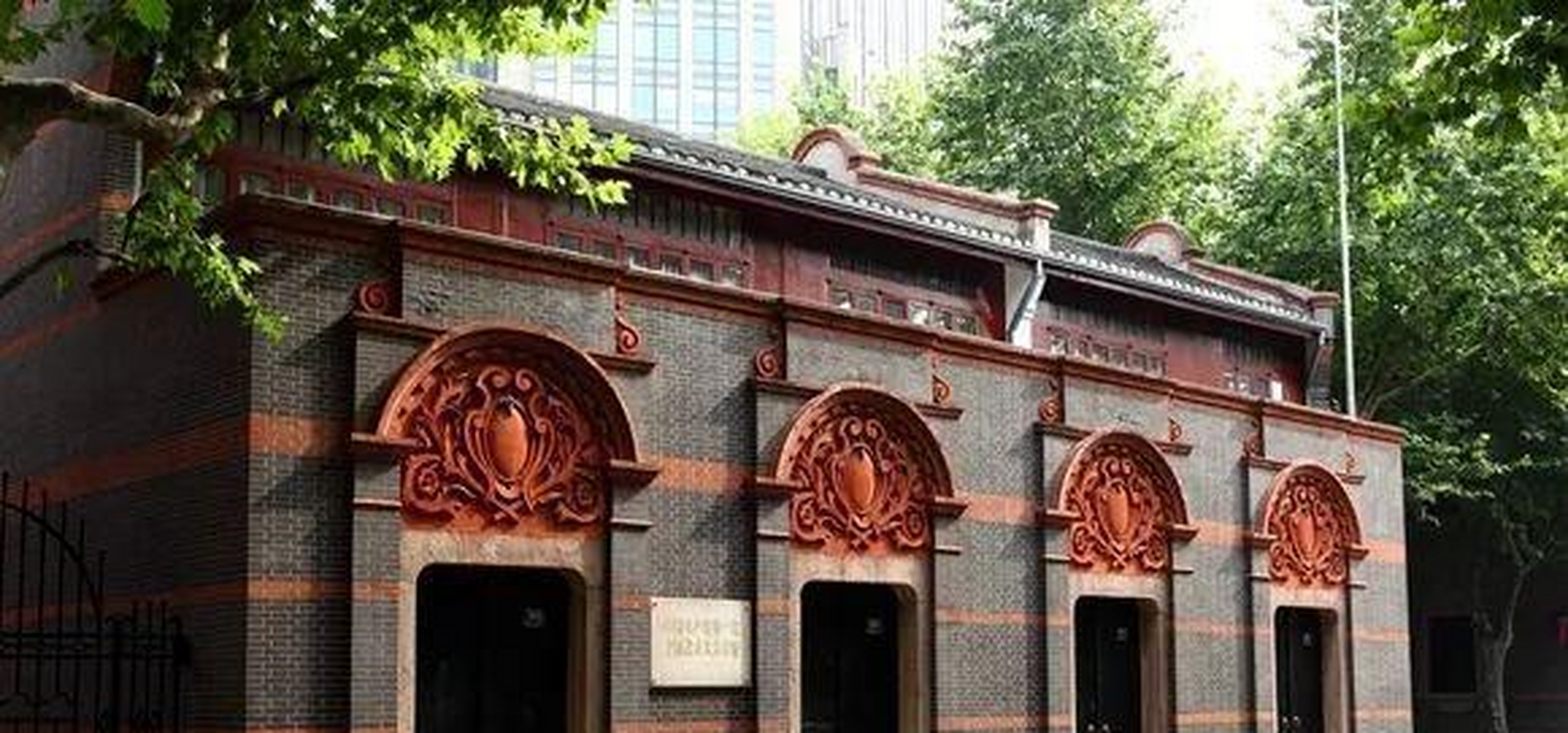 程子卿,1882年生于江苏镇江,小时候在米店当过学徒,进入20世纪后,他