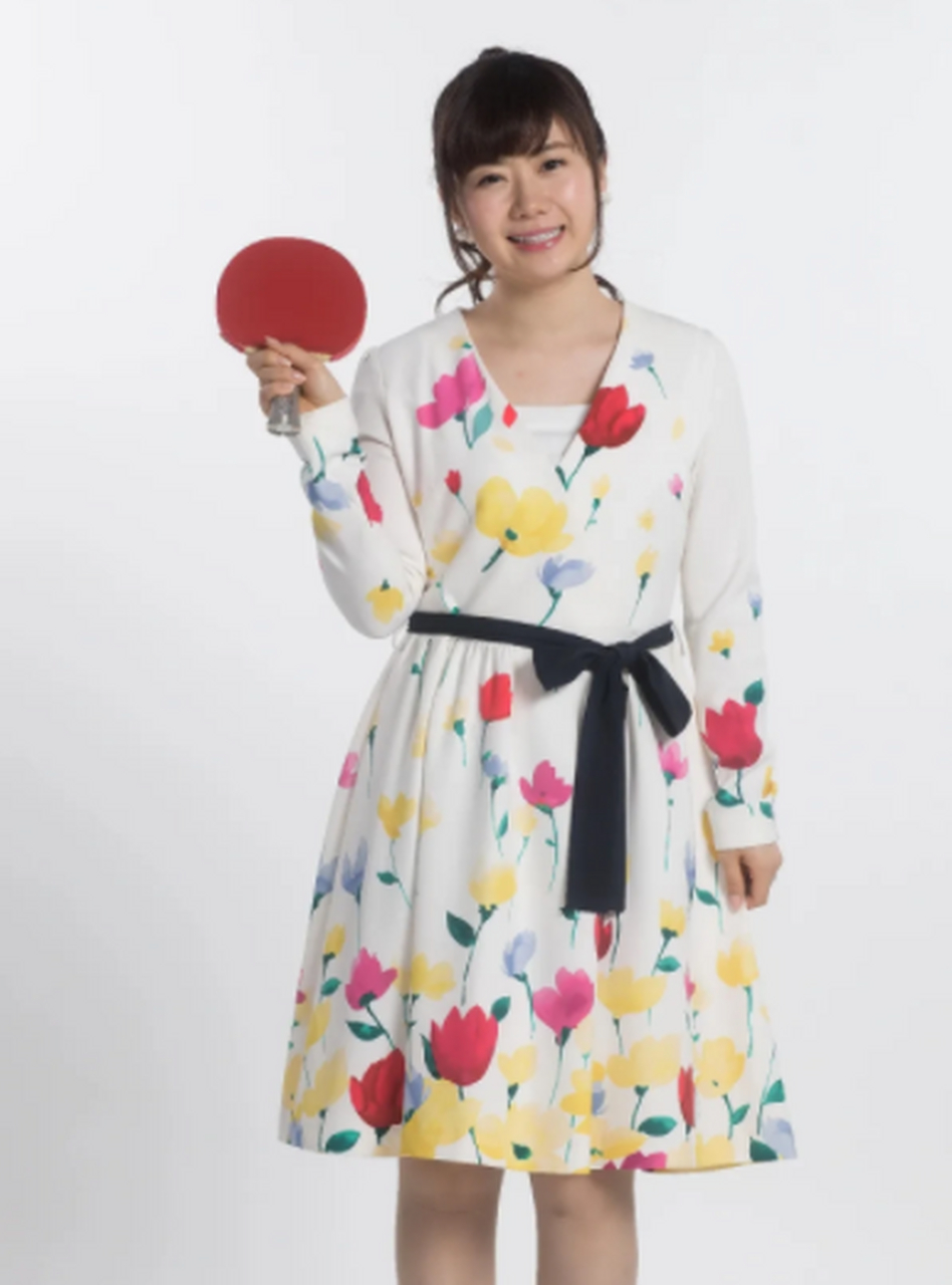 福原爱好会穿呀!这身高穿a字裙,小腿型太有范儿了