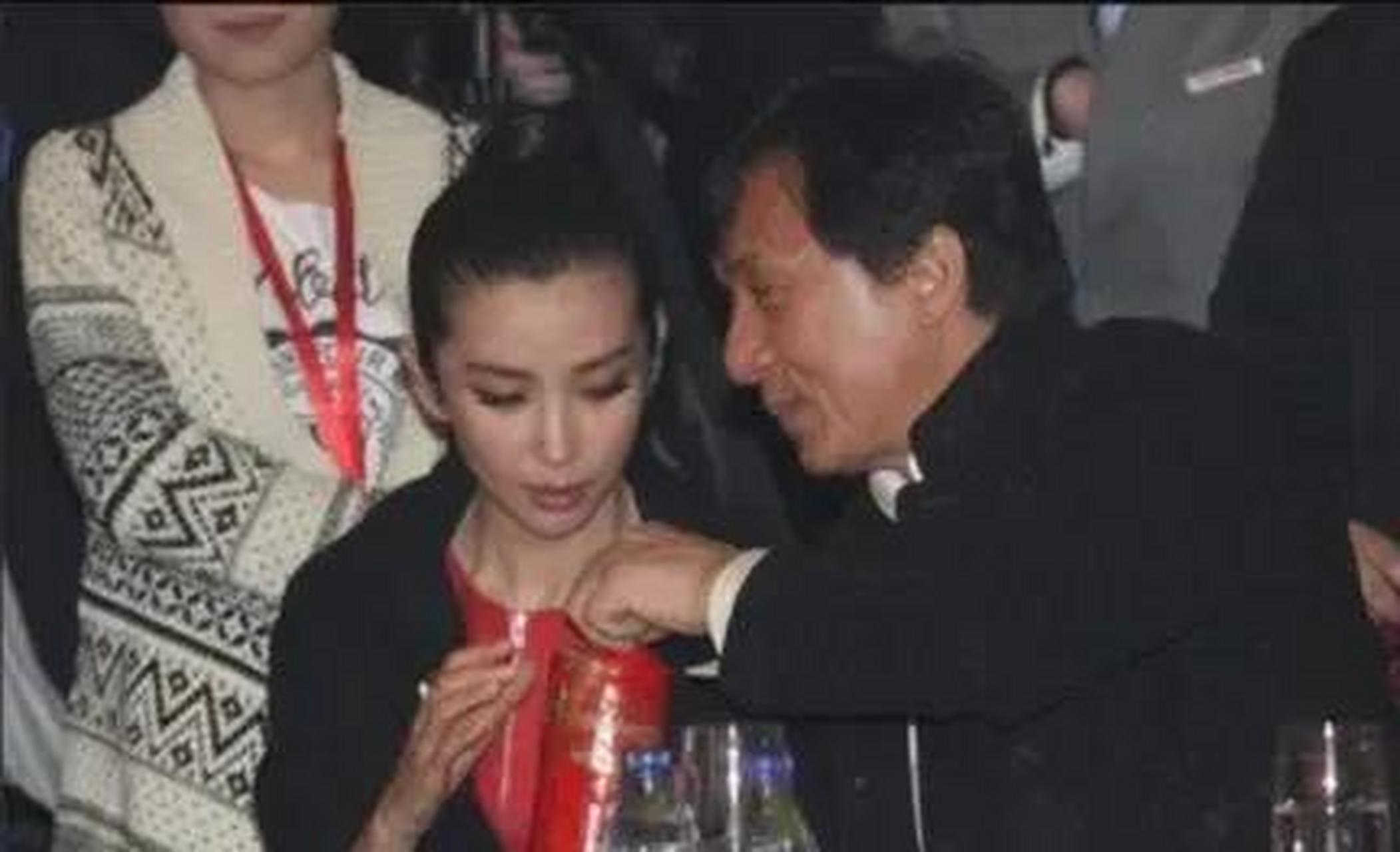 2008年,李冰冰担任奔驰代言人,在参加新车宣展会时,她看中一辆200w的