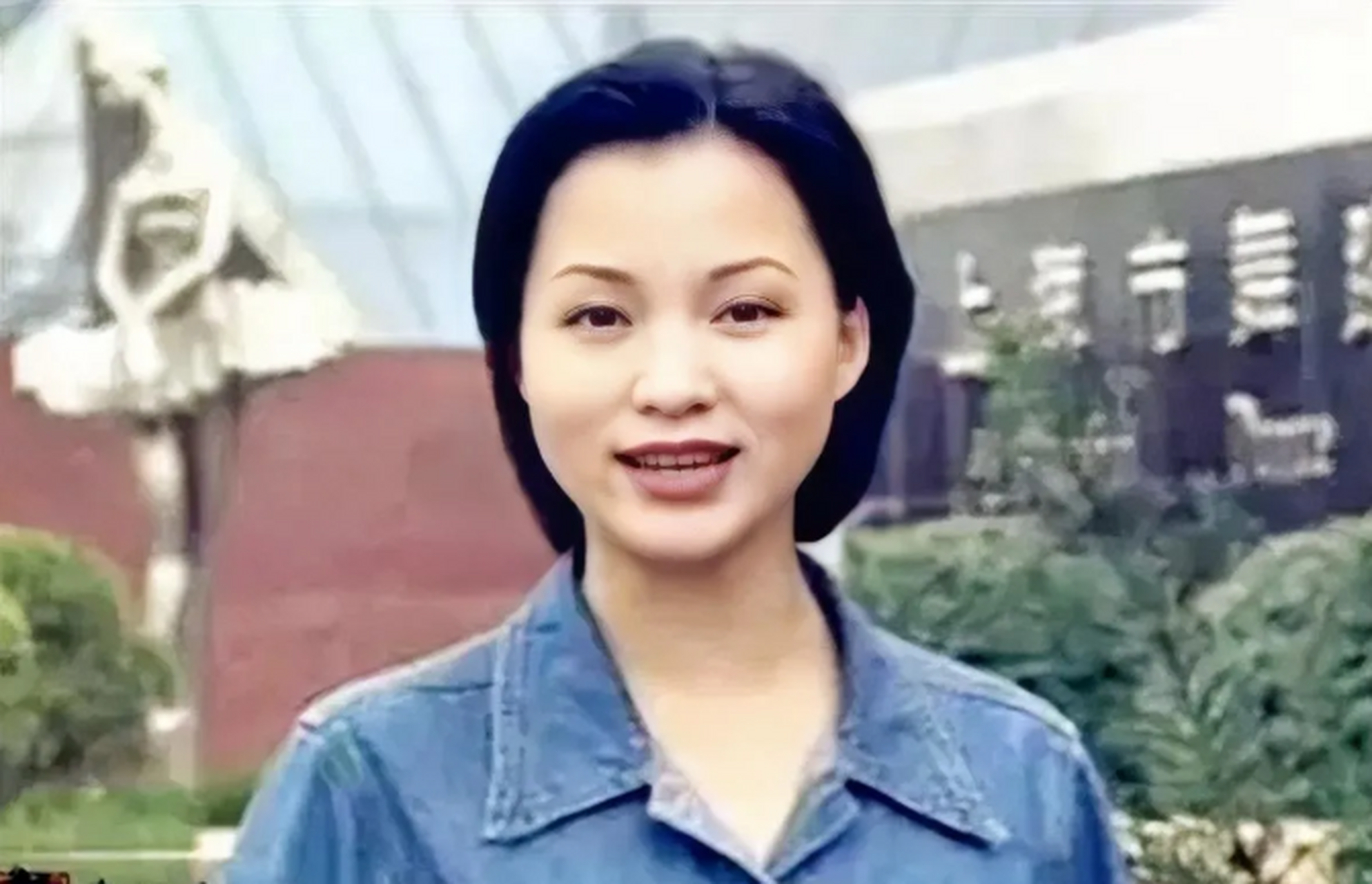 90年代初,年轻时的董卿,气质尤佳,浑身散发着青春洋溢的气息,但那时的