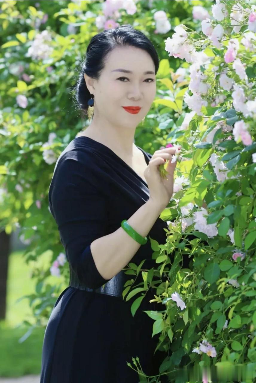 中年女人的美,是气质,是精致,是追求,是梦想.她活出这个样,让人羡慕!