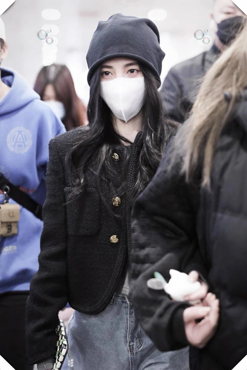 这次为大家带来了鞠婧祎的面试穿搭,上衣是花蕾美,裤子来annxstudio