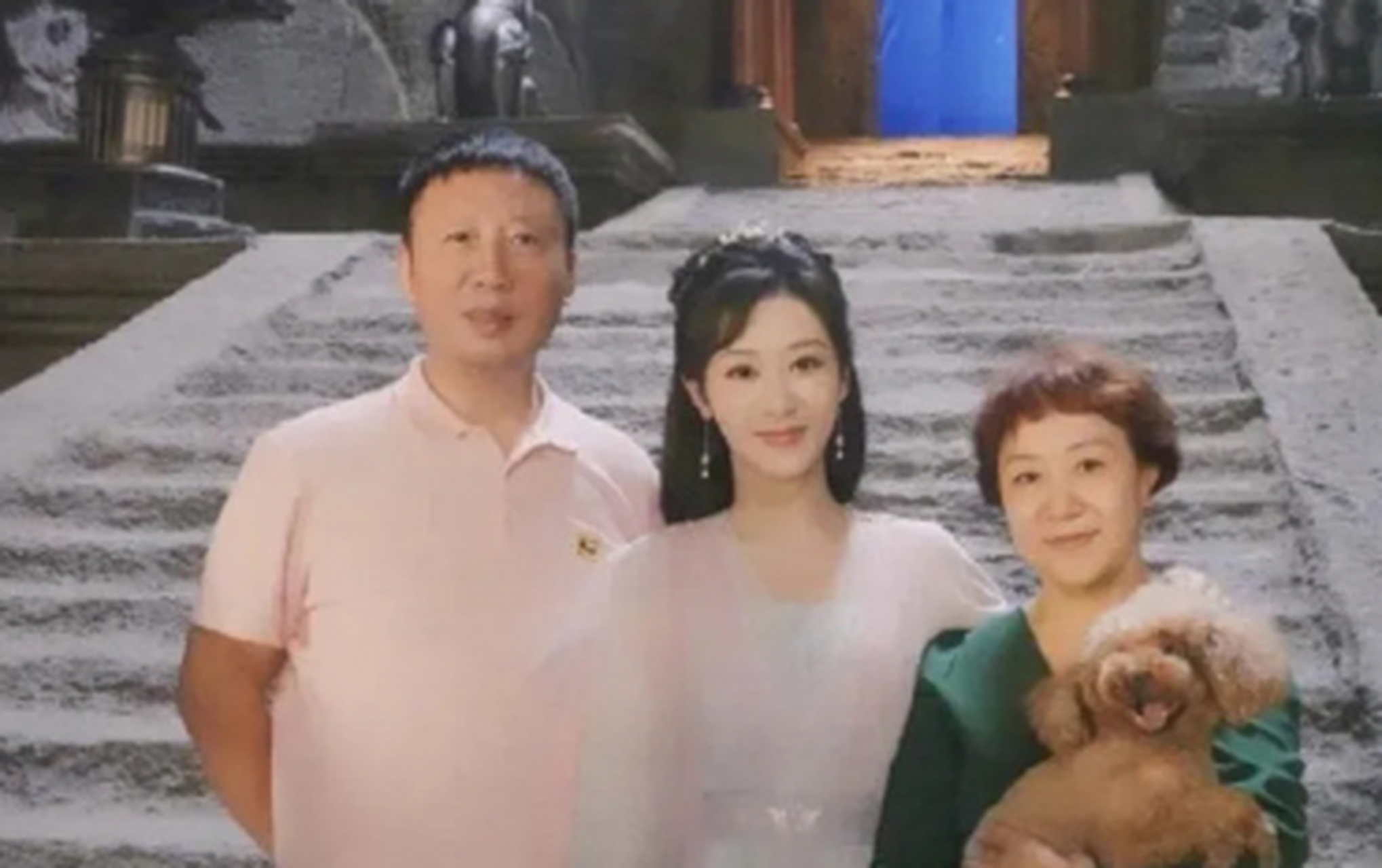 发现一组杨紫和爸爸妈妈一家三口的合照