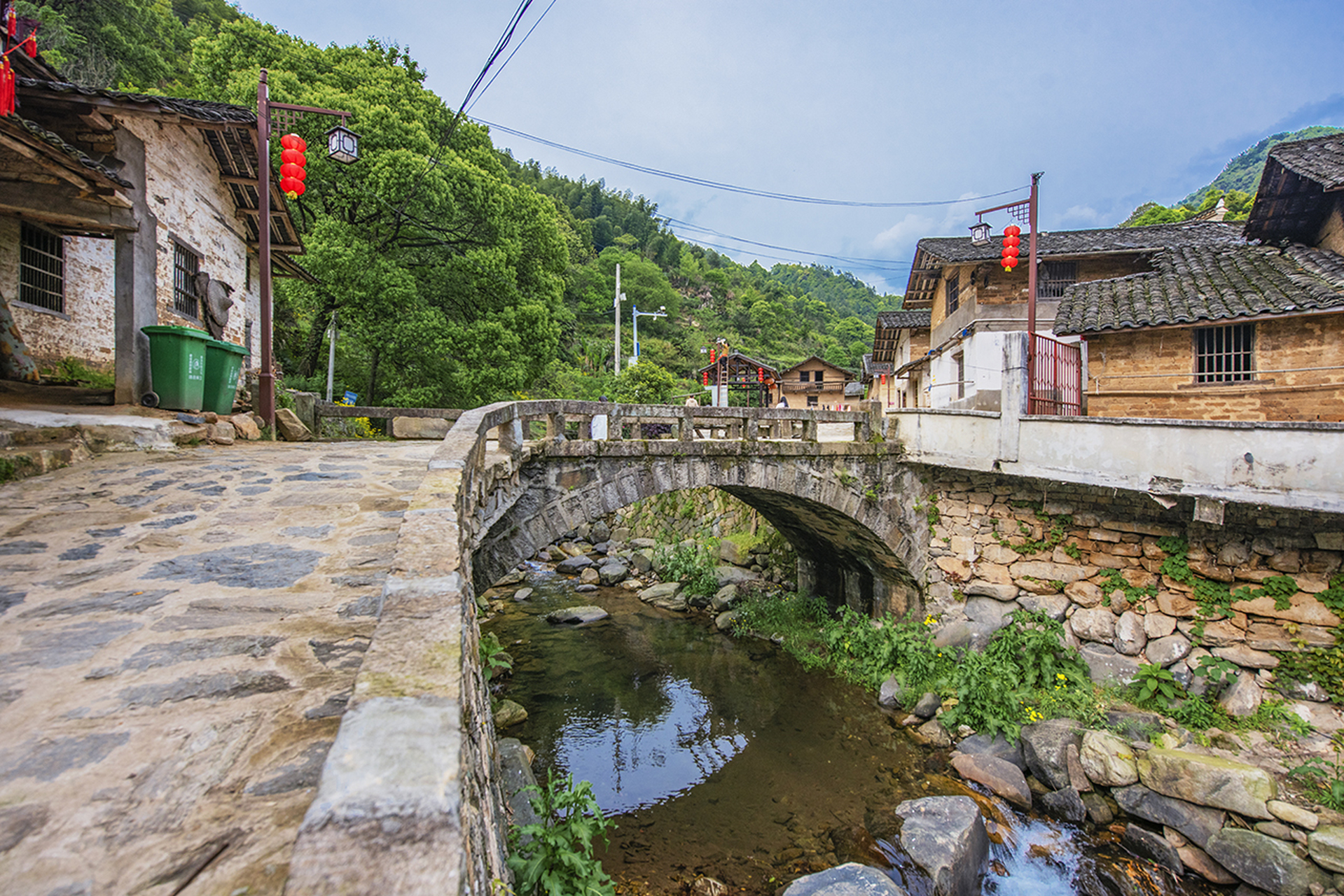 春游江淮请您来# 龙潭寨,山水画里的古村 太湖县龙潭寨古村周围剖石