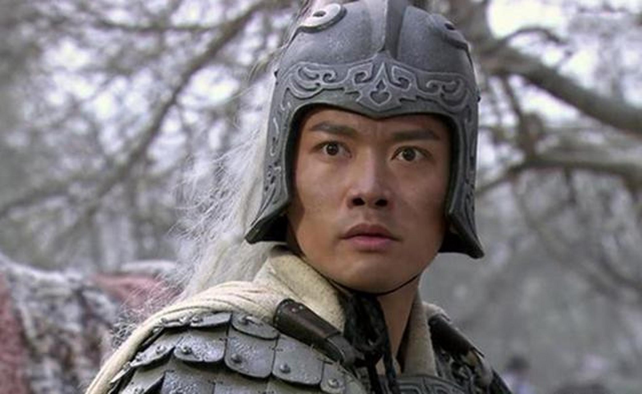 甘宁率领一小队精锐水军,悄无声息地接近曹操的水营.