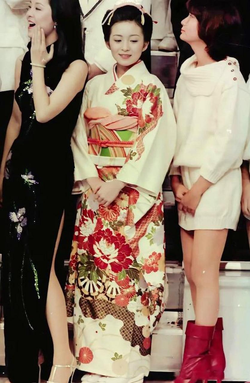 1978年1月2日,日本新春技艺大会,邓丽君这身旗袍能甩旁边的和服十万八