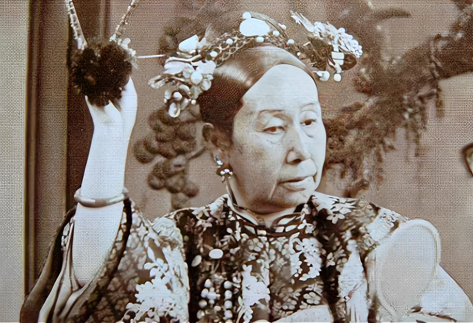 "在清朝,19岁的宫女荣儿被皇太后送给了60岁的太监.