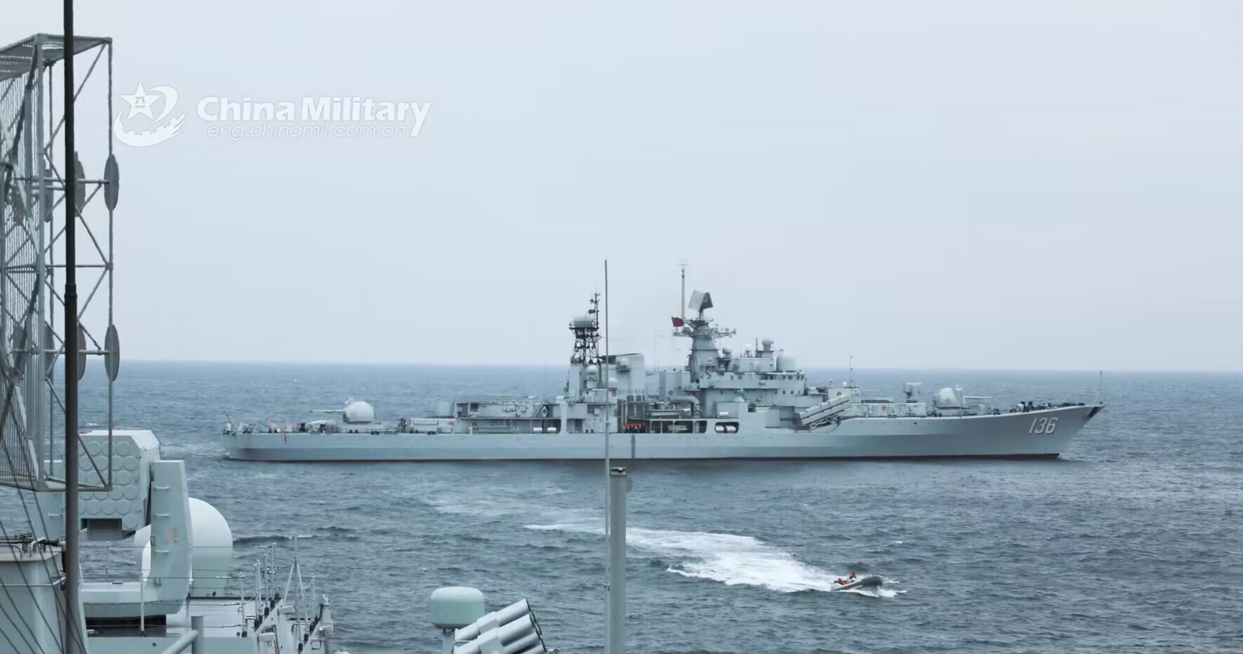 我国海军现代级导弹驱逐舰杭州舰,由于原始设计的原因,这型军舰虽然