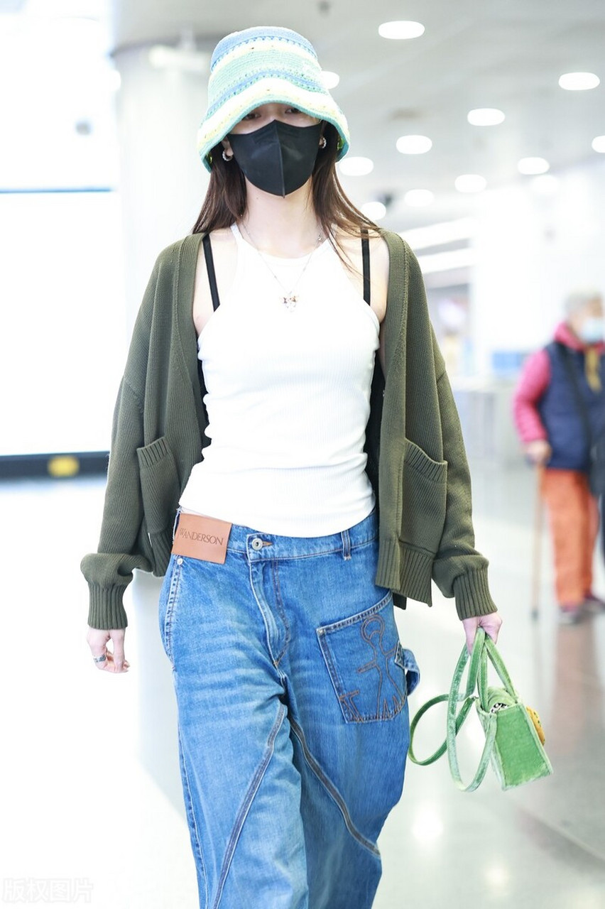 宋妍霏机场街拍,白色背心搭配绿色针织开衫 牛仔阔腿裤 渔夫帽时尚