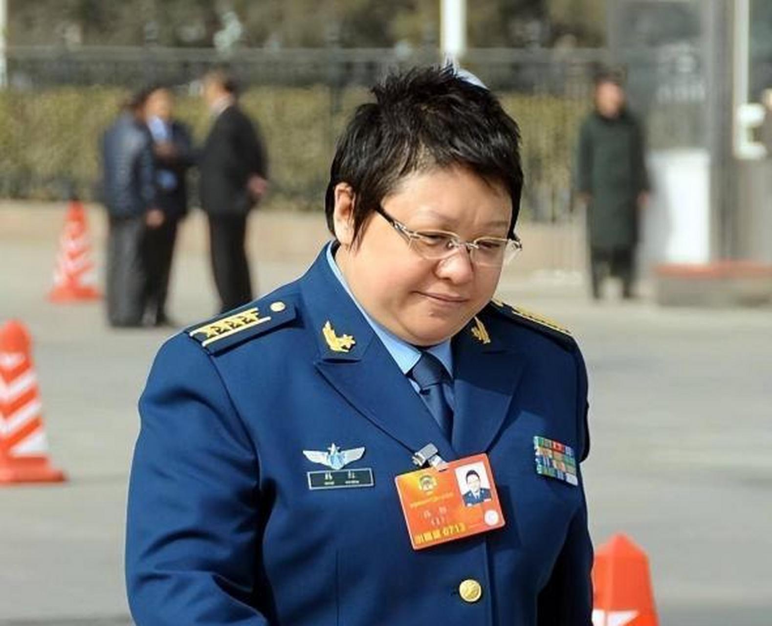 她叫韩红,空军大校,师尊相待! 她曾在文工团工作,是内地女歌手!