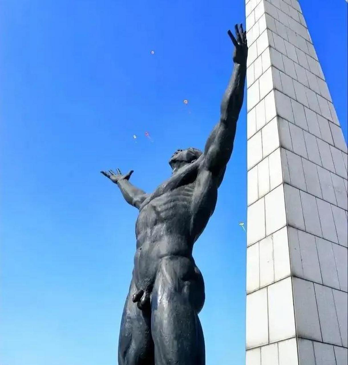 长春文化广场雕塑  宇宙茫茫亿万星辰, 天地鸿荒直到如今.