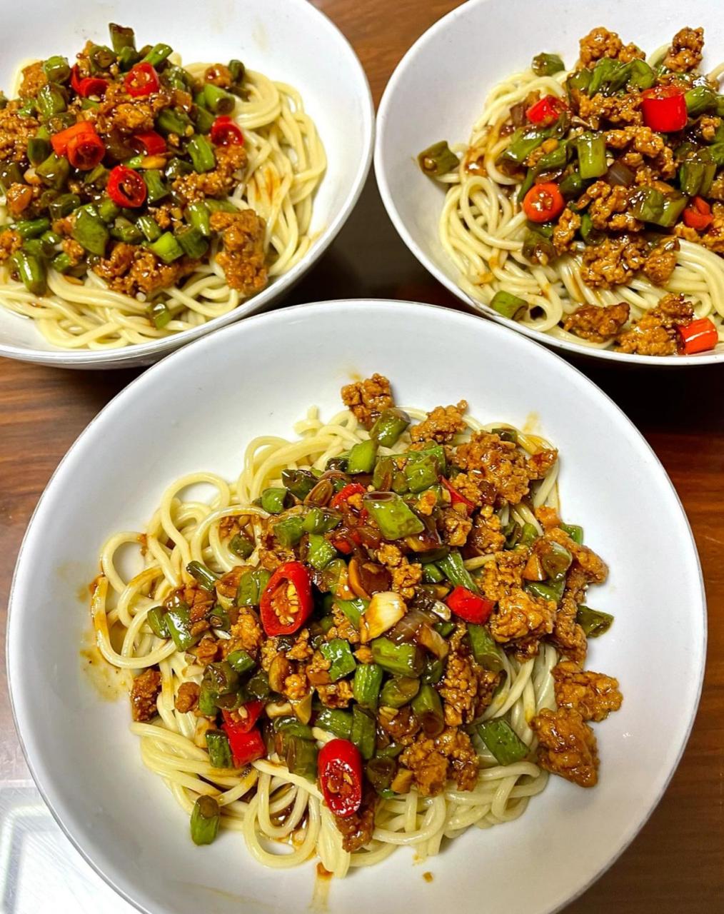 这个肉末豆角拌面只要吃到过的人都对它赞不绝口!