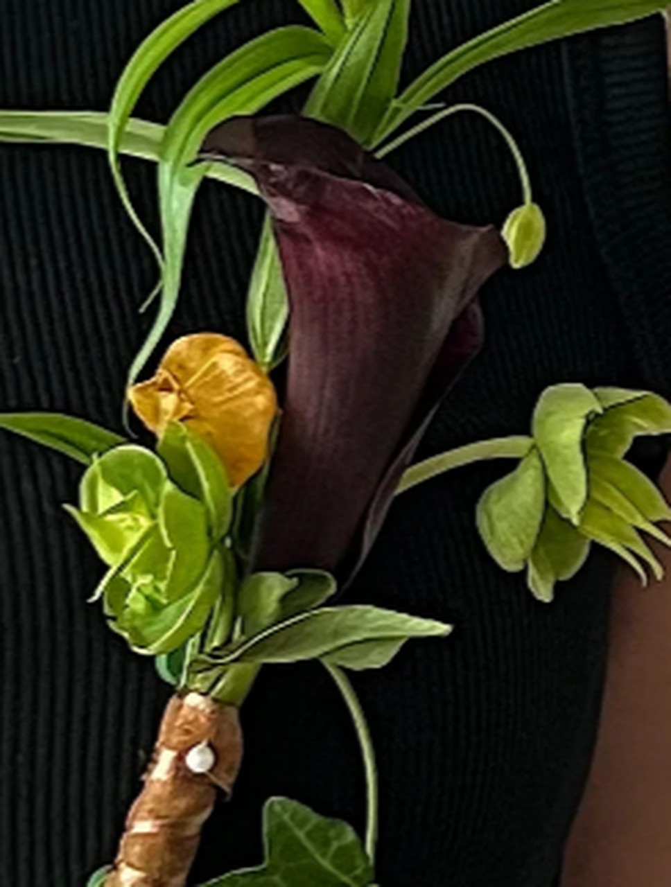 马蹄莲胸花,独特魅力绽放 在时尚的潮流中,胸花作为一种独特的配饰,为