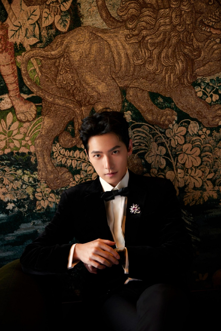 5月16日,杨洋工作室分享一组活动写真,杨洋身穿黑色西装系领结,置身