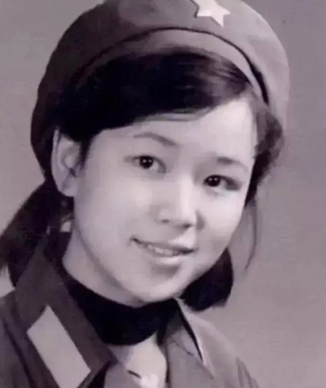 1984年的老山战役,19岁的钟惠玲和战友们奔向前线,暮色中她成为"战地