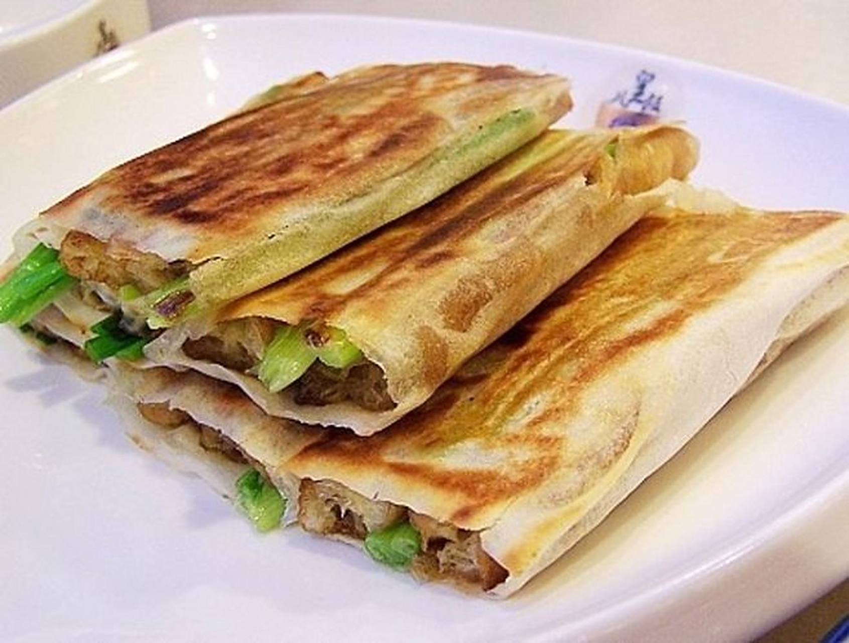 葱包烩是浙江杭州的一种传统名点,属于浙菜系;其制作方法是将油条和