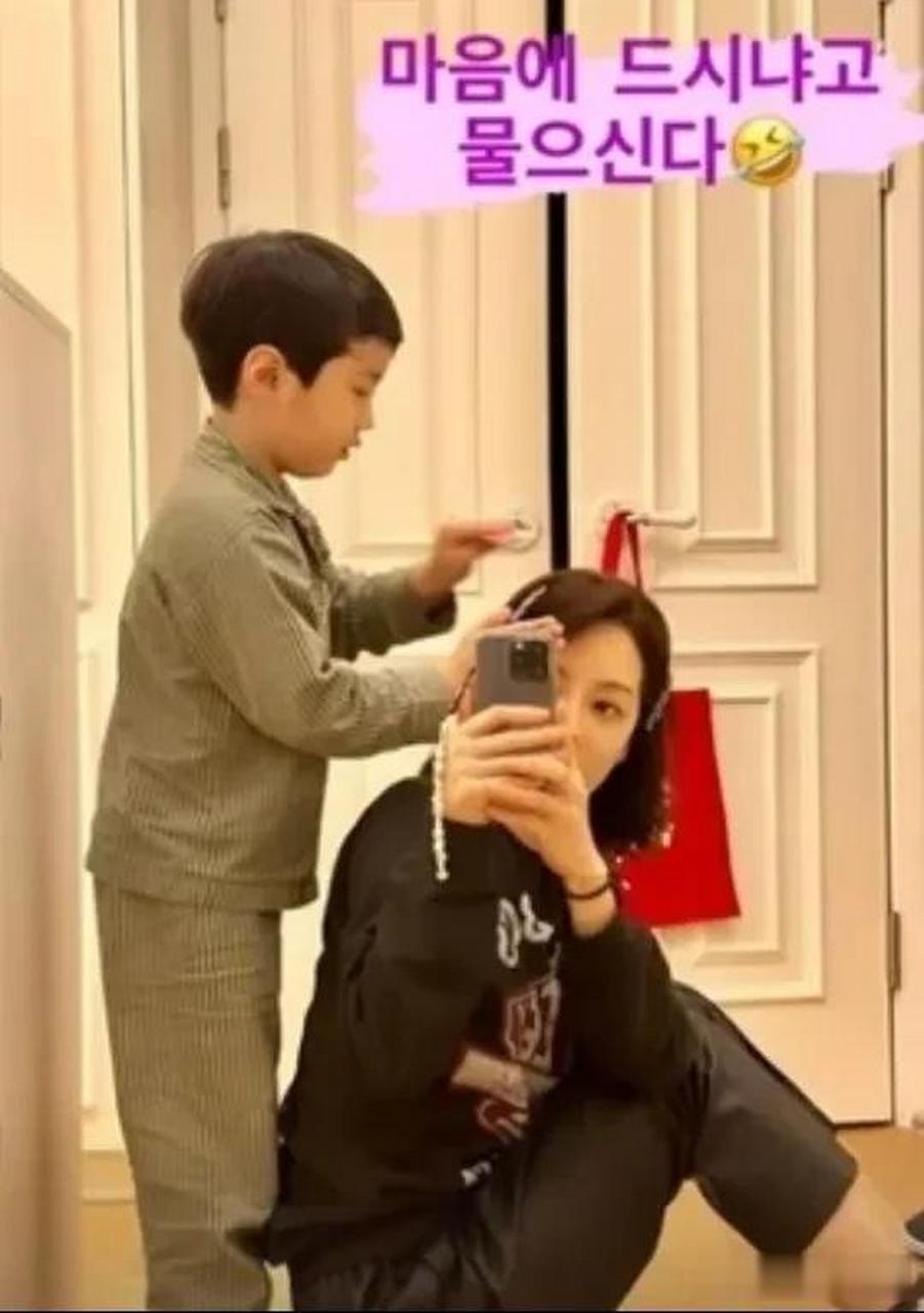 5月,演员蔡琳在自己的instagram上写道"坐在地上问你,喜不喜欢",并