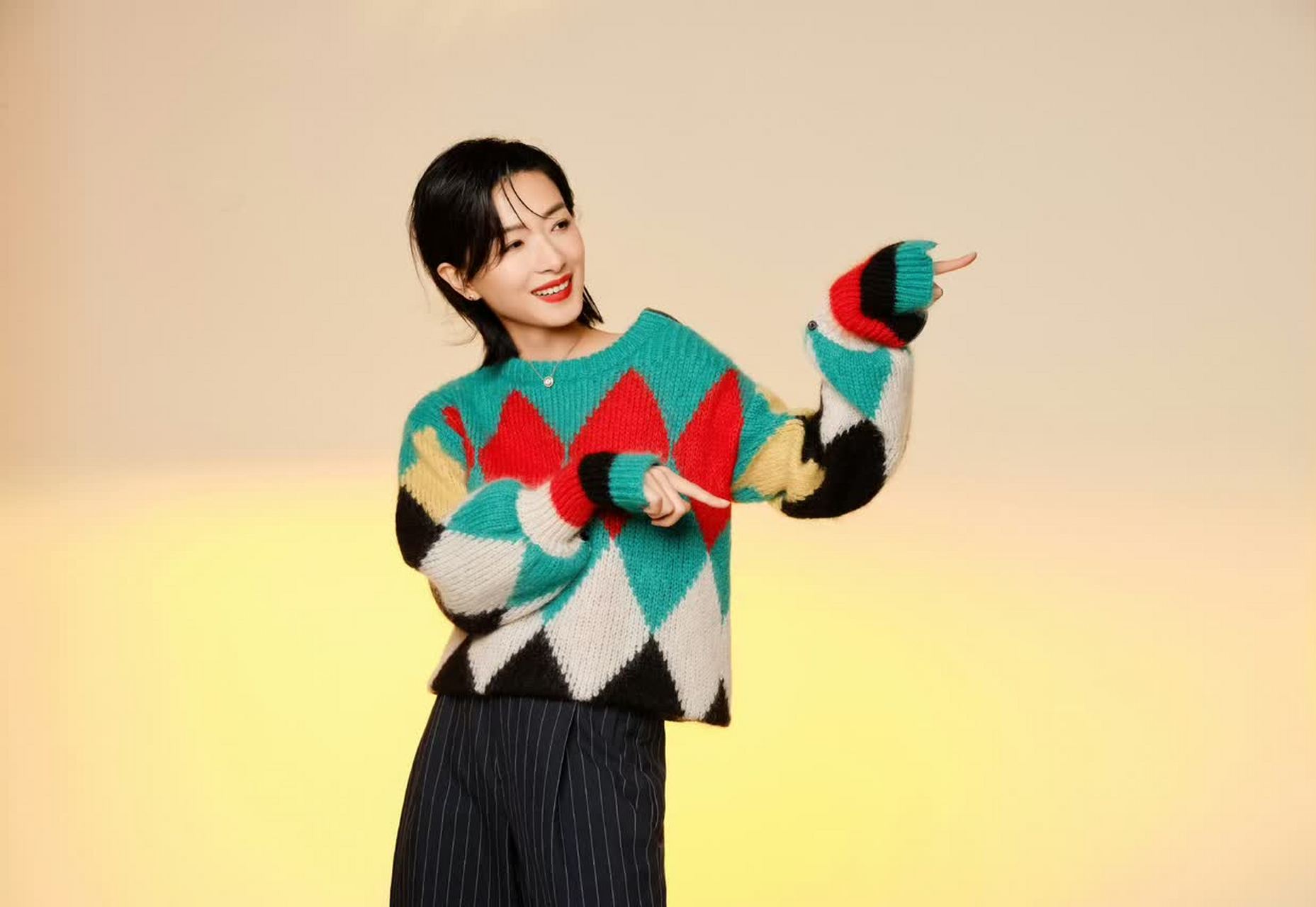 万茜的菱形毛衣很时尚