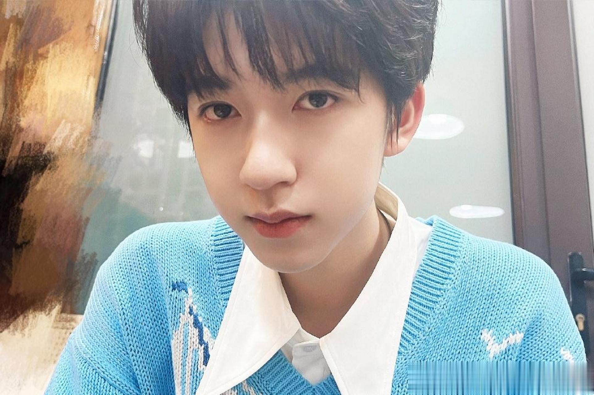 贺峻霖蓝色针织开衫造型随拍穿蓝色开衫的小贺对着镜头乖巧比耶!