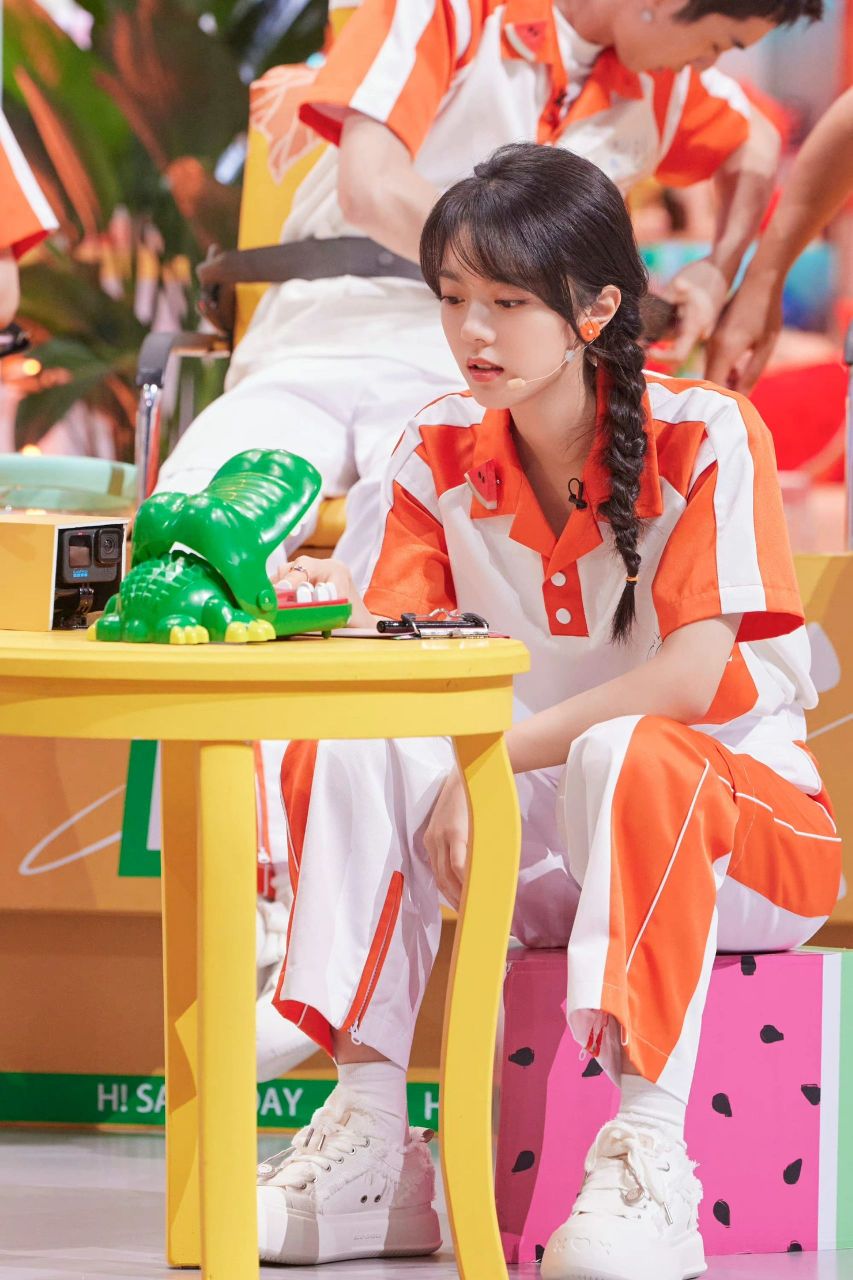 赵今麦hi6这身look真好看!