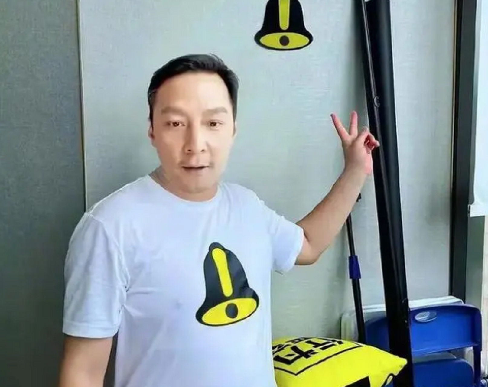 在吴彦祖的新自拍中,他穿着白色的t恤身板臃肿,手臂更是肥腻腻的,脸上