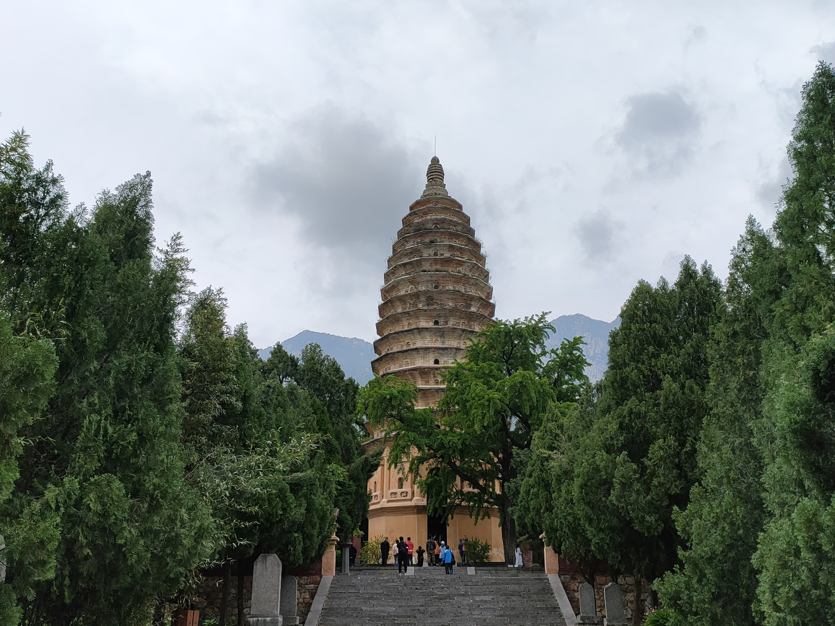 打卡河南登封嵩岳寺,感受1500年北魏砖塔的风雨沧桑和今日风光.