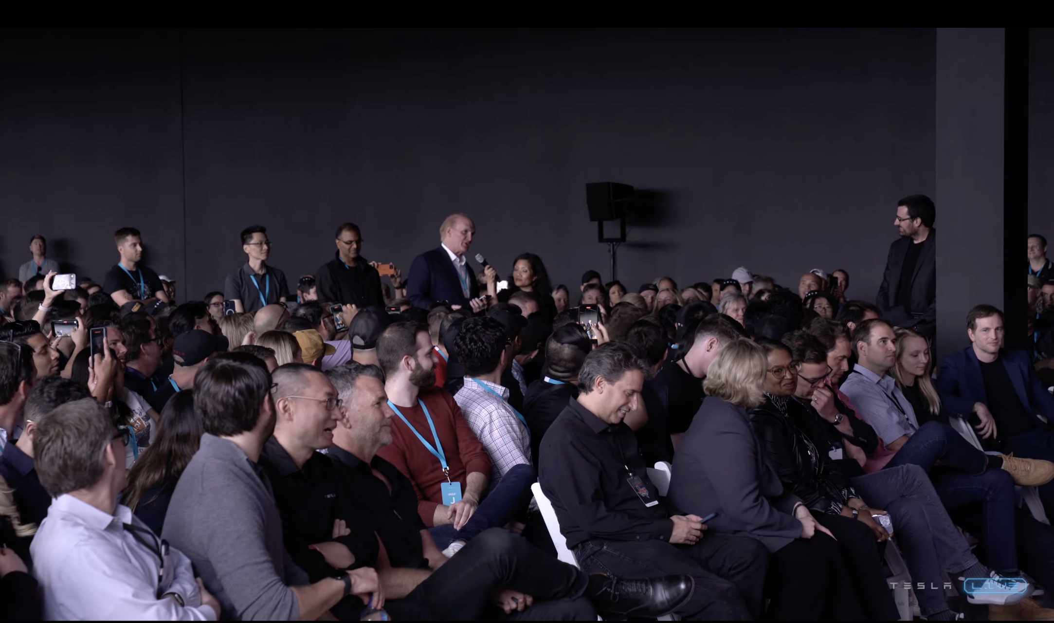 朱晓彤坐在 zach 和 franz 中间,一个管钱,一个管设计.