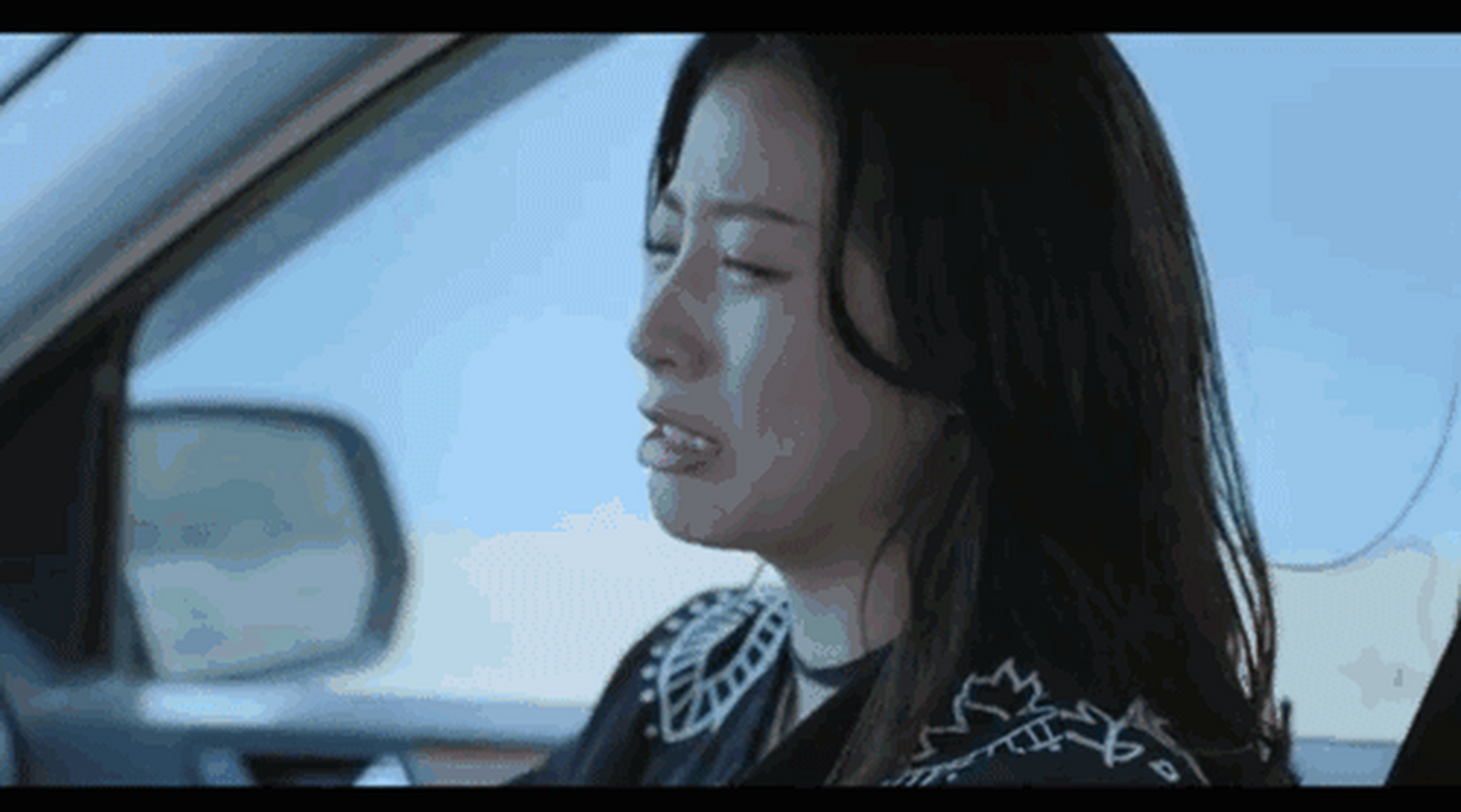 周雨彤gif:她在《重返20岁》中饰演的学姐霸气外露,虽然出场戏份不多