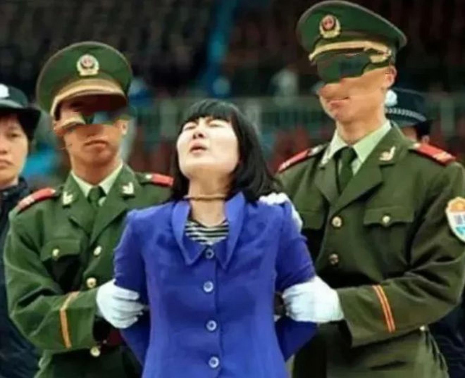 1992年,在公开审判的场面上,一名女犯紧张地等待着审判结果.