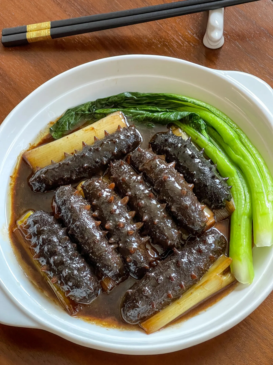 葱烧海参是山东经典的名菜, 中华特色美食,属于鲁菜系.