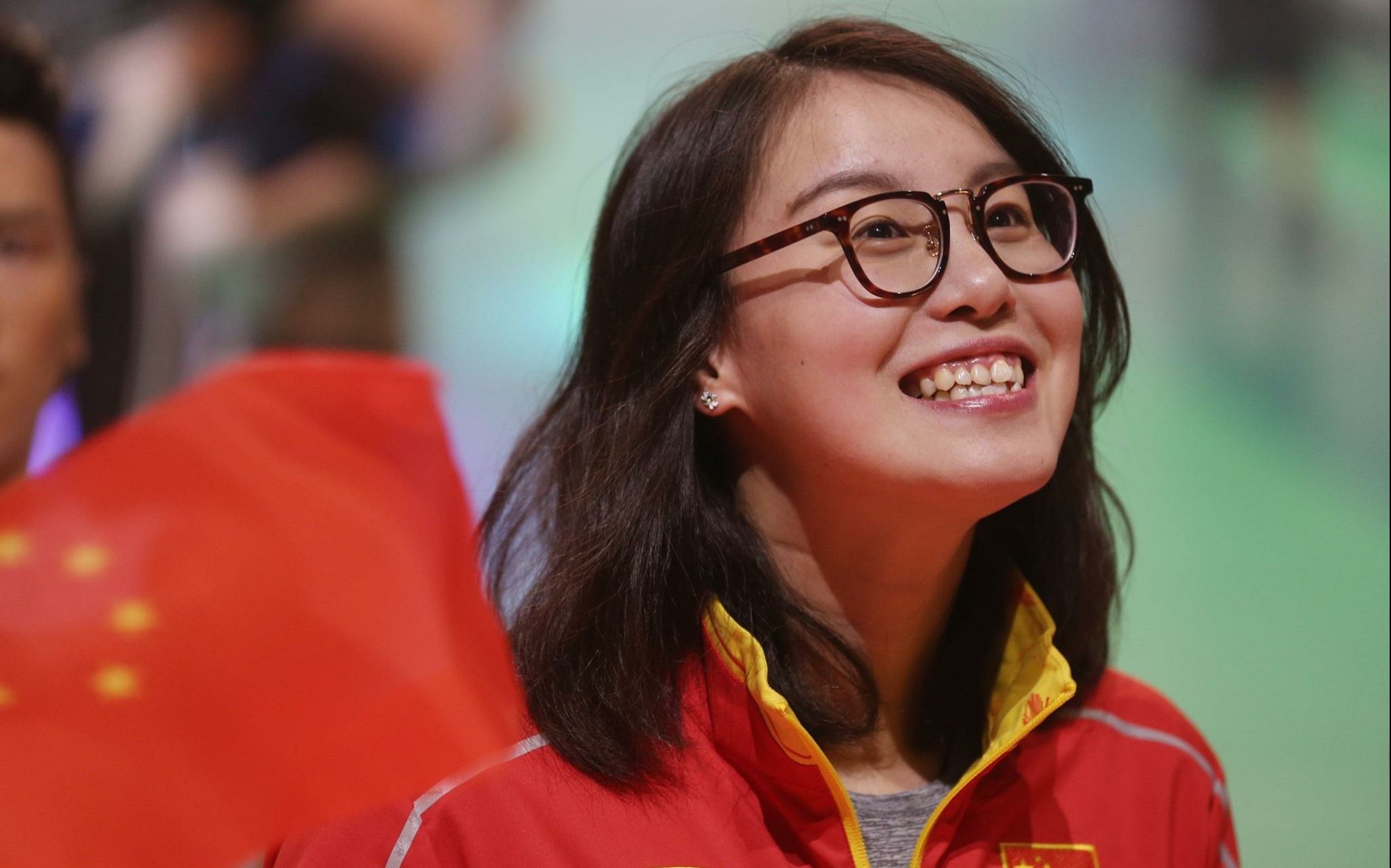 傅园慧在一档综艺节目上接受采访表示世界排名前五十的运动员要接受