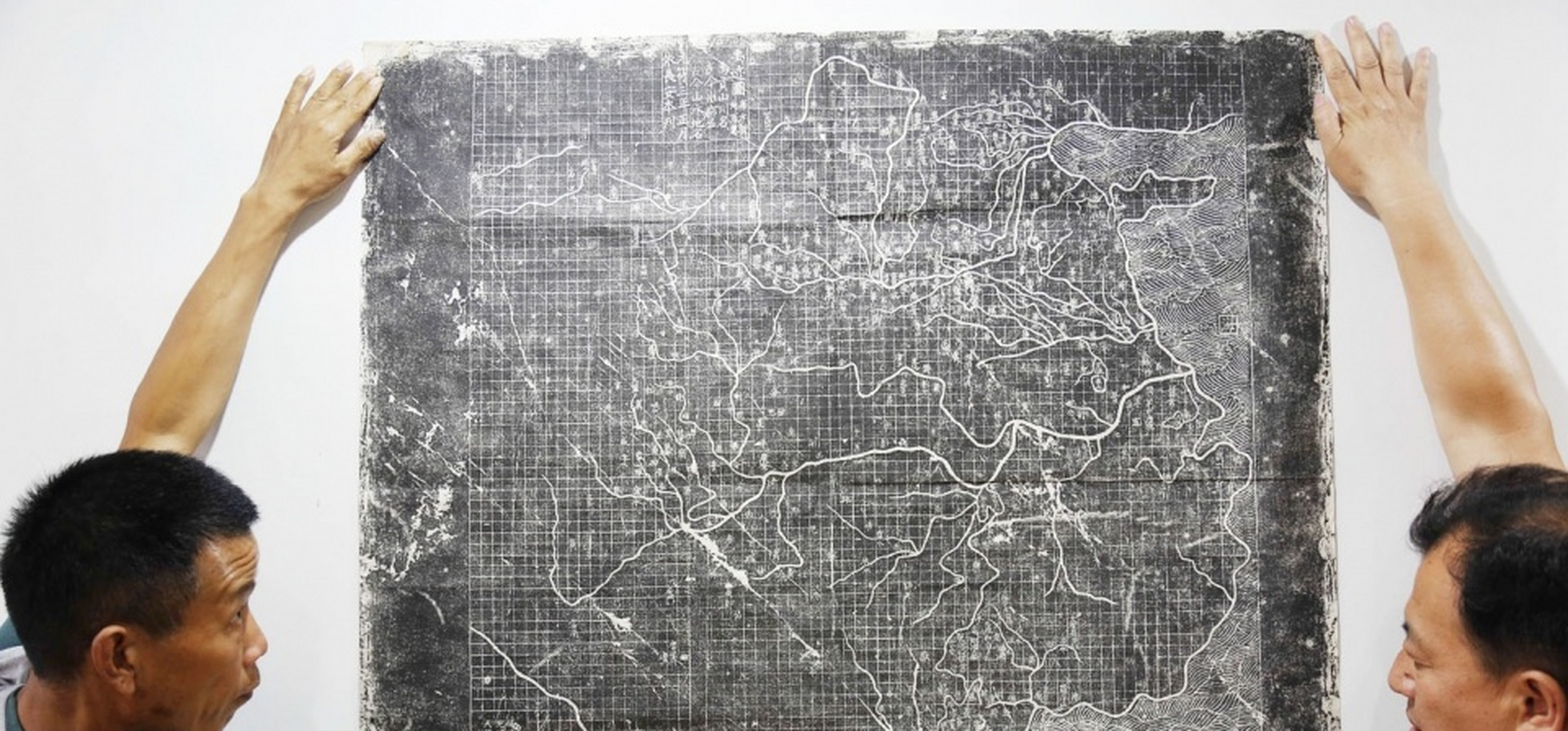 如今,现存的两块《禹迹图》,分别在陕西西安的碑林,江苏镇江的焦山