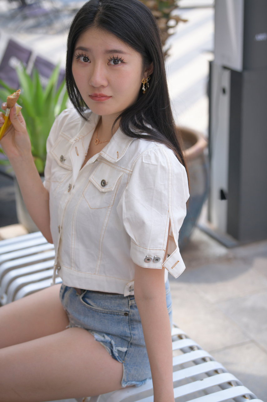 热裤女孩户外大胆私拍