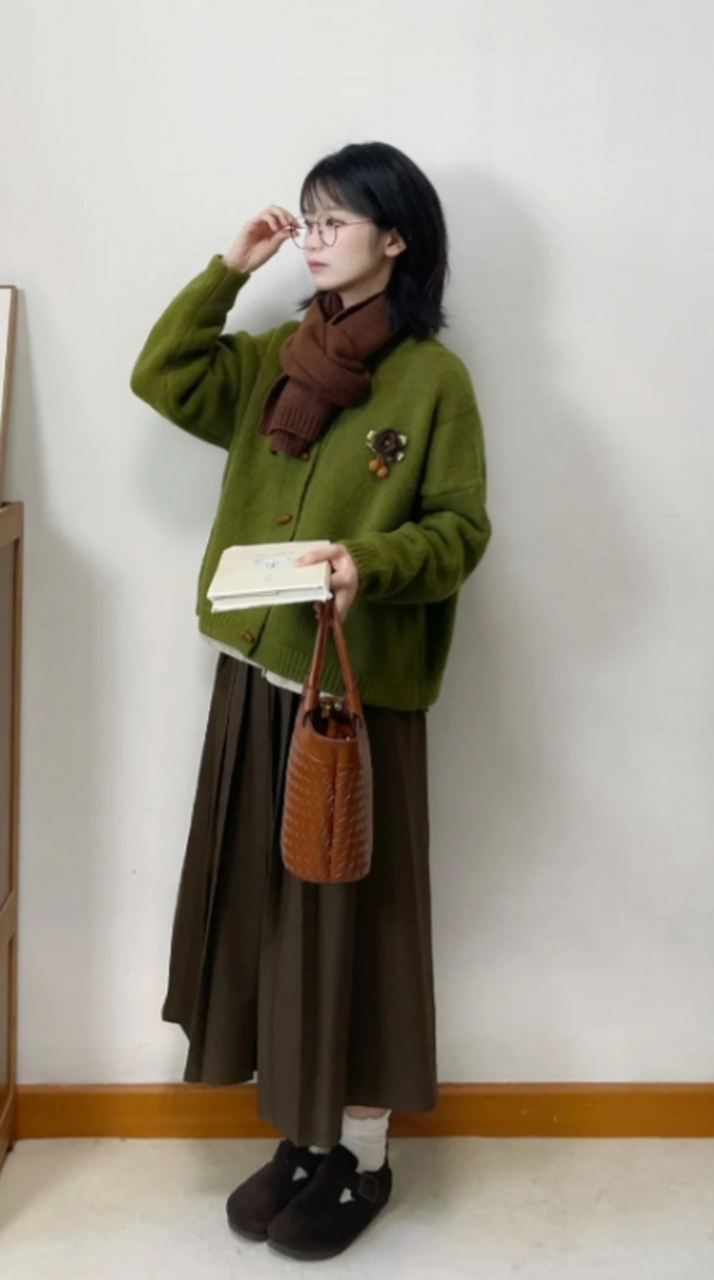 苔藓绿毛衣,这款毛衣真的超级柔软舒适,而且非常百搭哦!