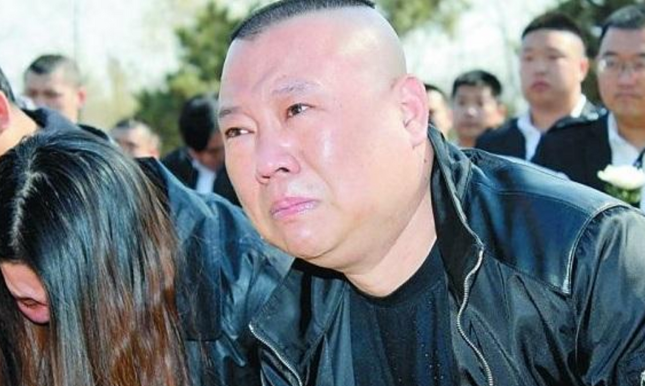郭麒麟成名后,给远在日本的母亲胡中惠打电话:"妈,您回来吧,儿子现在