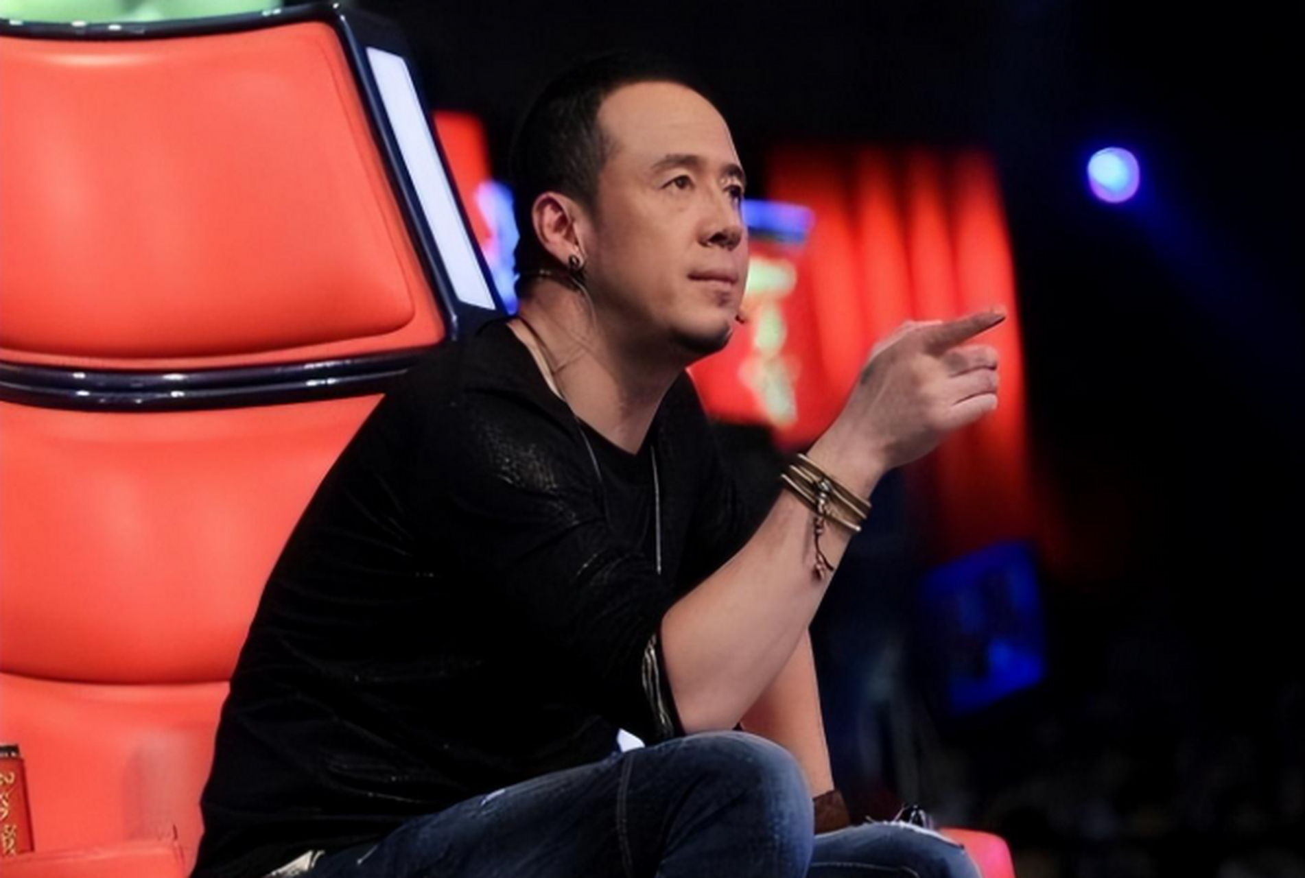 2012年开始,杨坤凭借着《中国好声音》连任了两届导师, 那时候的他