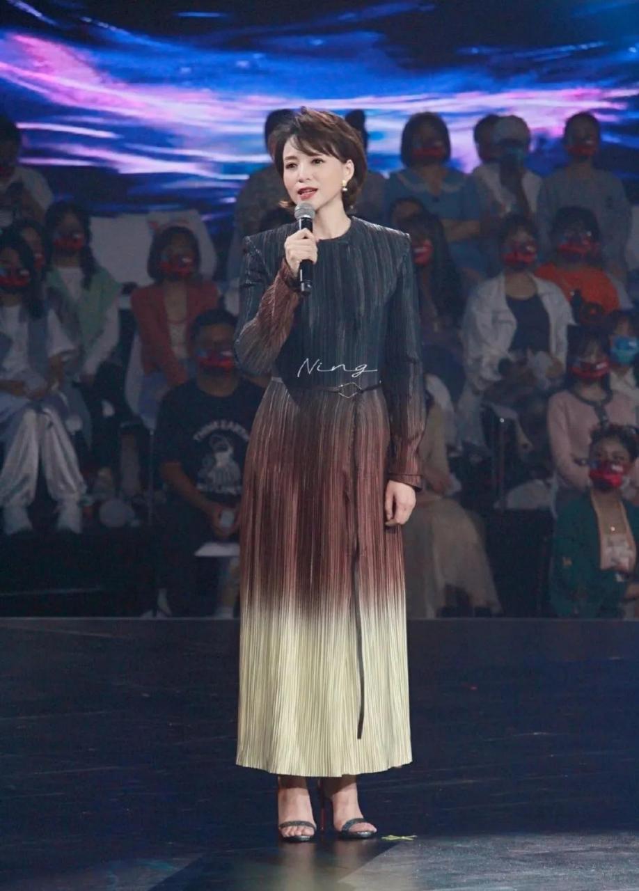 一袭意大利奢侈品牌giada的渐变色长裙,优雅高贵,竟比t台超模更有韵味