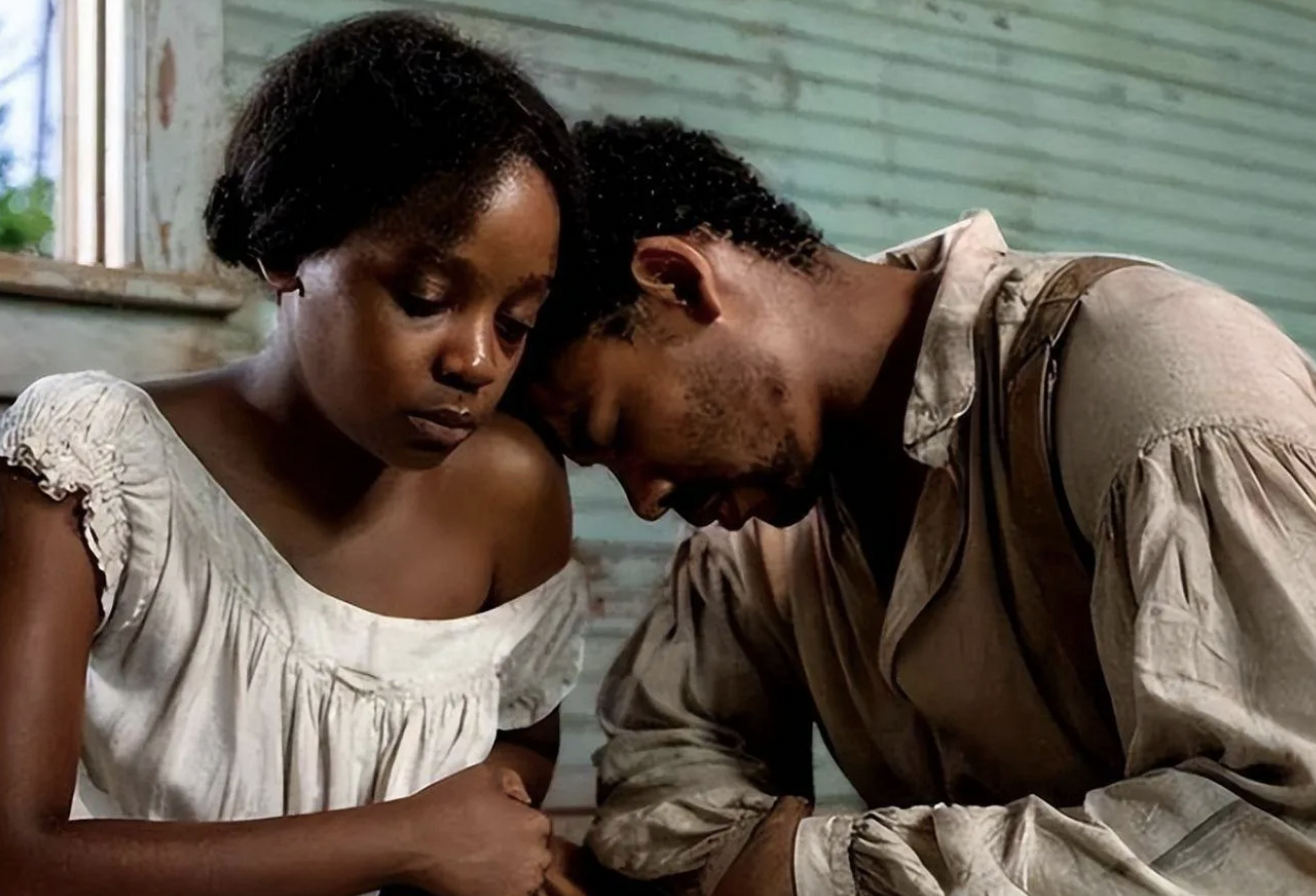 在美国黑奴时期,美国南方的棉花种植园中,有一个叫爱丽丝的年轻女黑奴