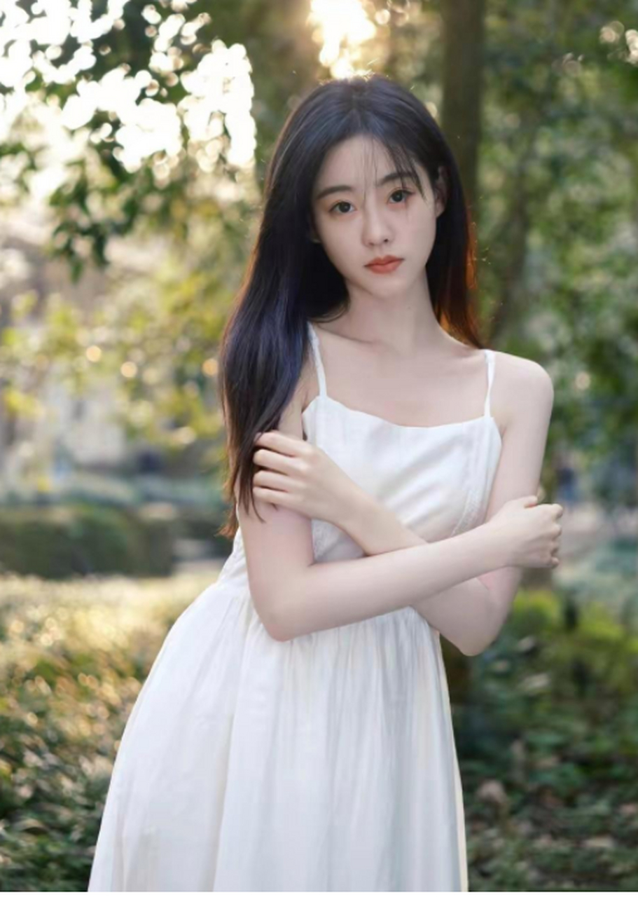 祝绪丹一袭白色吊带裙简约穿搭,30岁穿出20岁的少女气息.