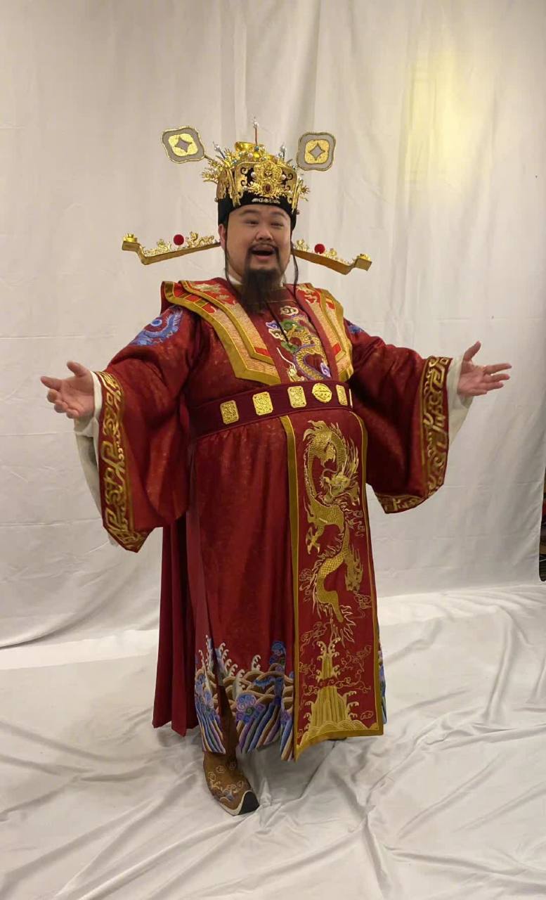 不得不说,孙越饰演的财神爷真的很像,财大气粗.