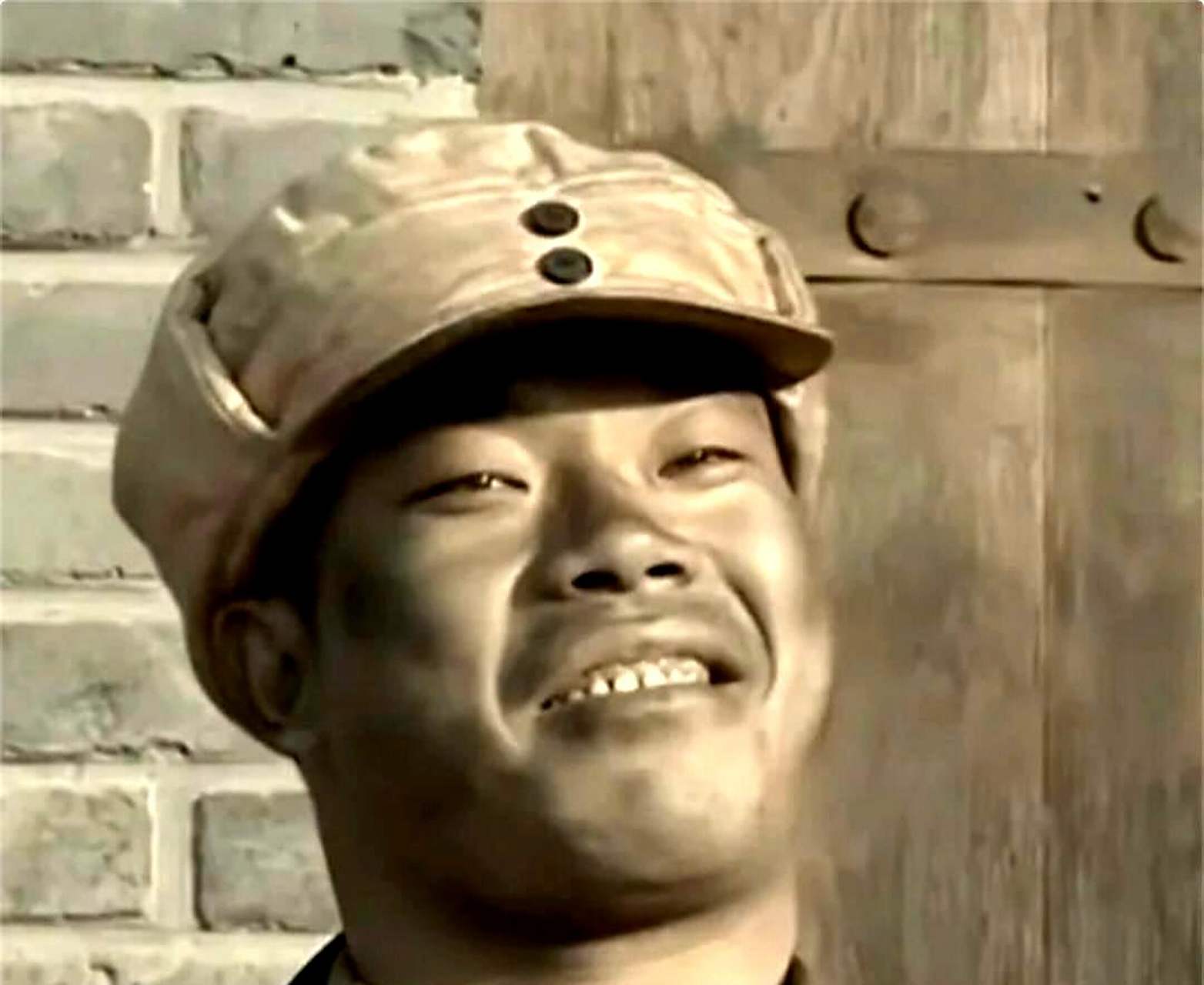 这只狗看起来非常自豪,满脸都是得意的表情,好像在说:"你没有我厉害!