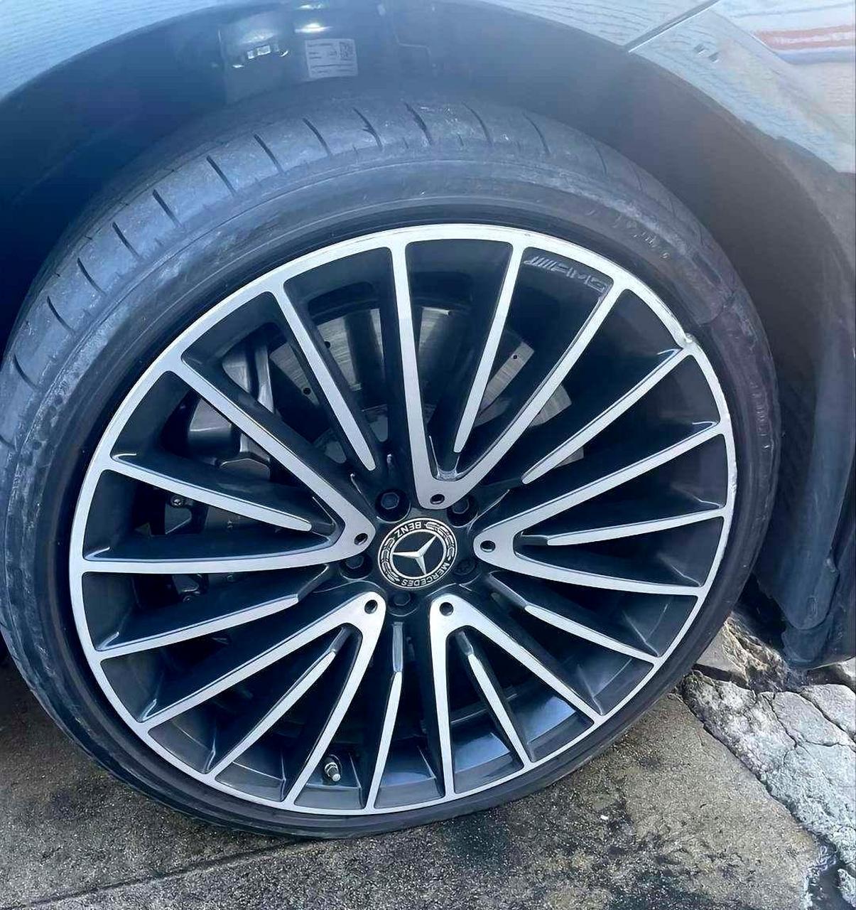 我今天开着朋友的奔驰车,经过一个小坑后,发现轮胎和轮毂受损了,不