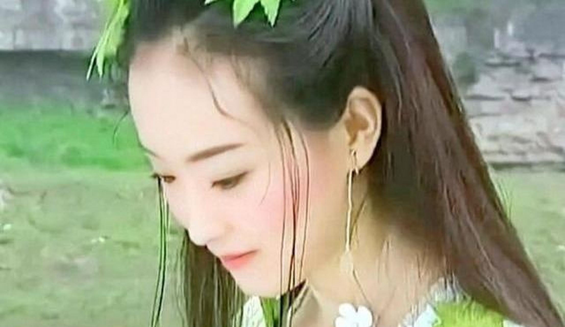 在20年前,白飞飞由"晴格格"王艳饰演,在剧照,她一袭素净的树叶装扮,不