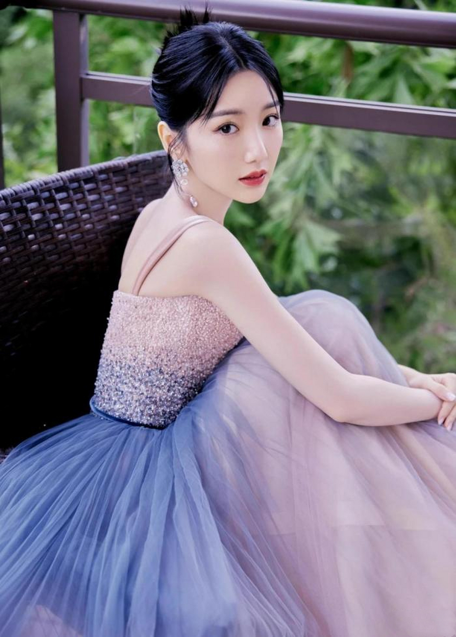 35岁的毛晓彤,气质清丽脱俗,美得让人窒息