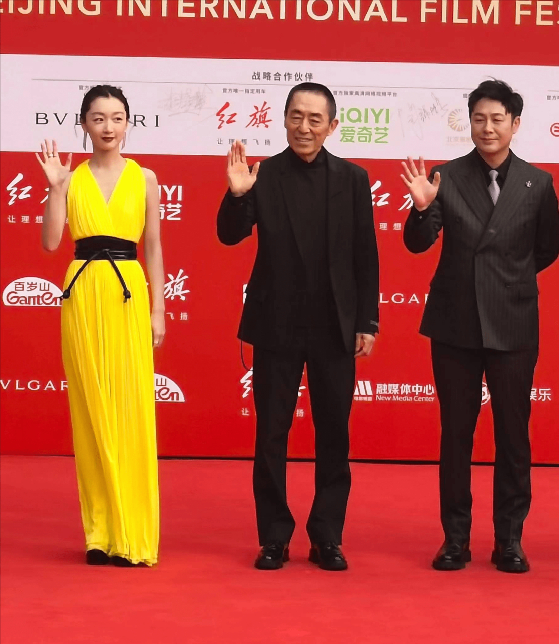 周冬雨当评委跟张艺谋走红毯,穿深v赢了倪妮 #张艺谋周冬雨同框走红毯